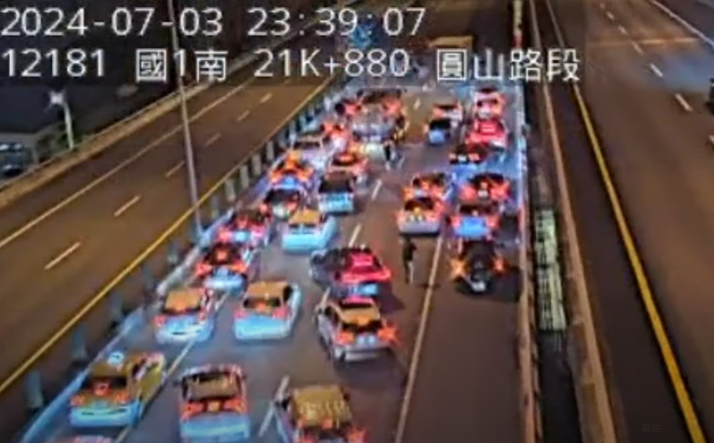 4輛車撞在一起,占用車道。(圖/翻攝自國道1968)