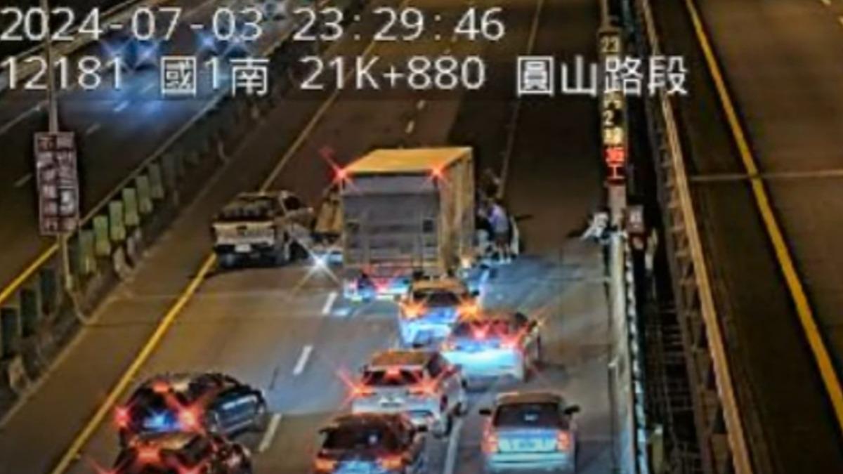 國一南下深夜「4車連環撞」!全線一度封閉 3傷者急送醫