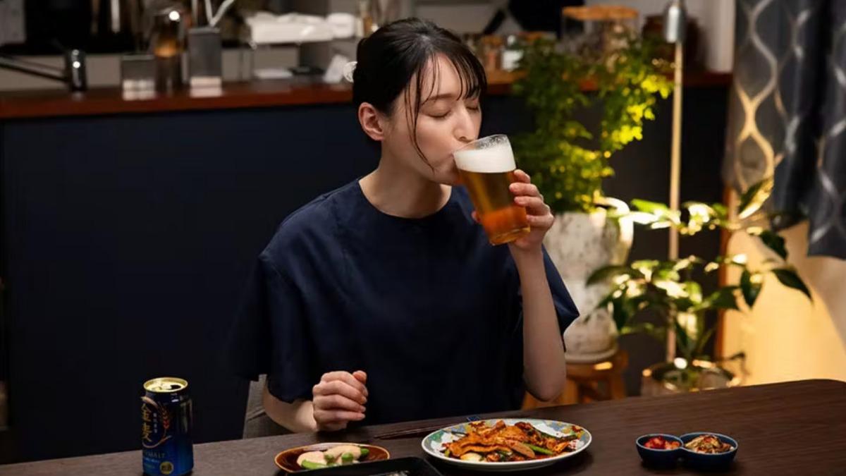 制服美少女長大竟崩壞!嗜酒如命「下午3點以後減少喝水」
