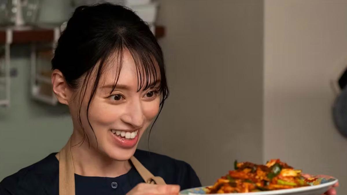 栗山千明再次展現晚酌搭配美食的魅力。(圖/翻攝自東京電視台官方網站)