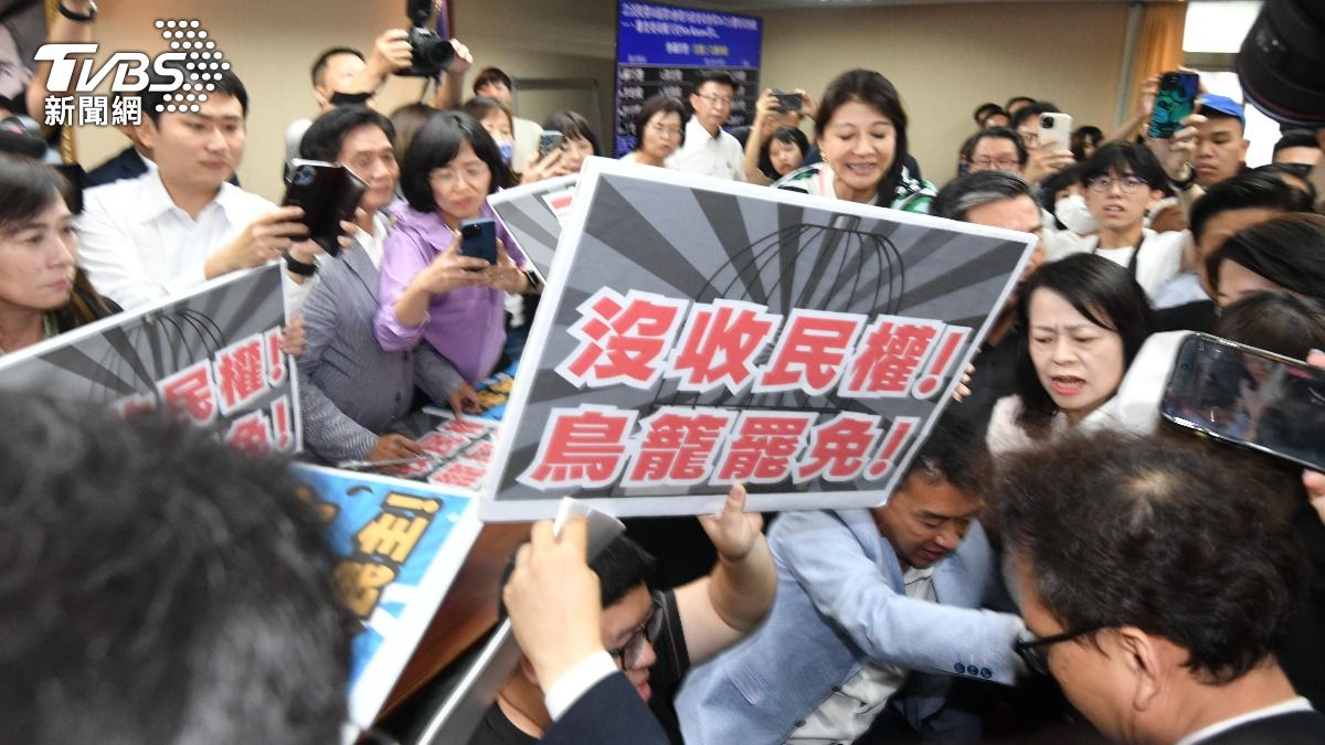 內政委員會排審《選罷法》藍綠爆發衝突。(圖/胡瑞麒攝)