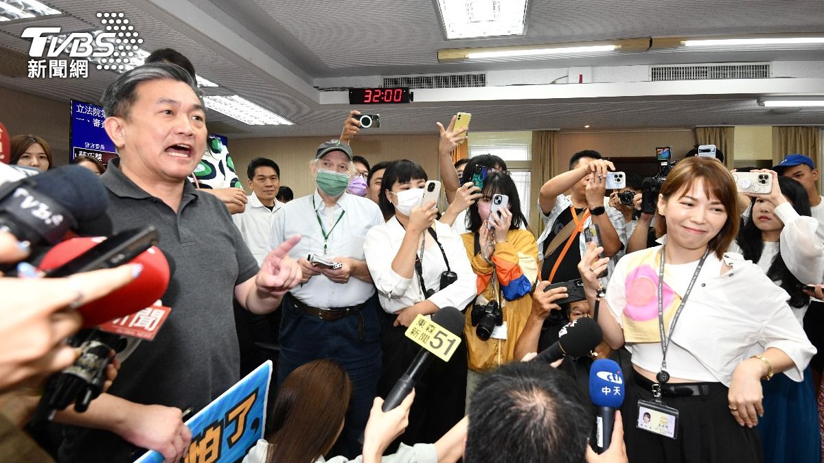 內政委員會排審《選罷法》藍綠爆發衝突。(圖/胡瑞麒攝)