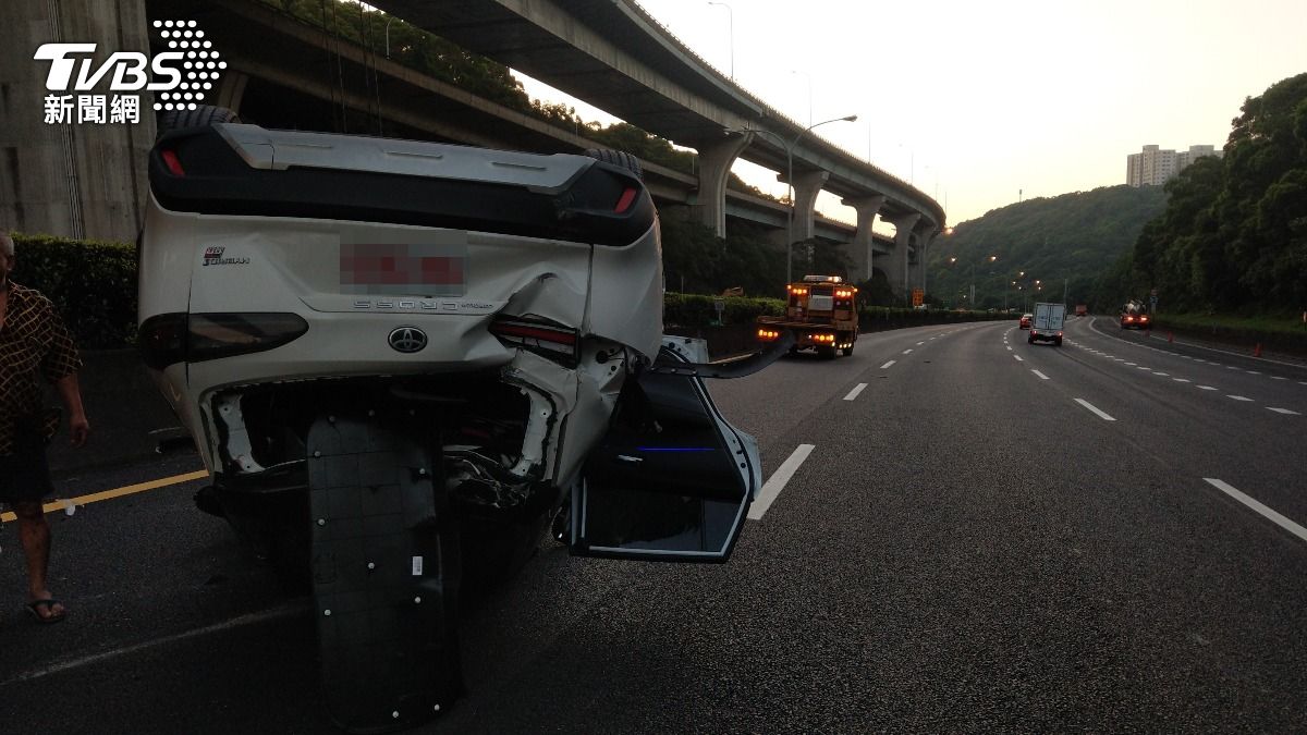 國1林口段大車變換車道不慎撞翻Uber!乘客急爬窗逃命