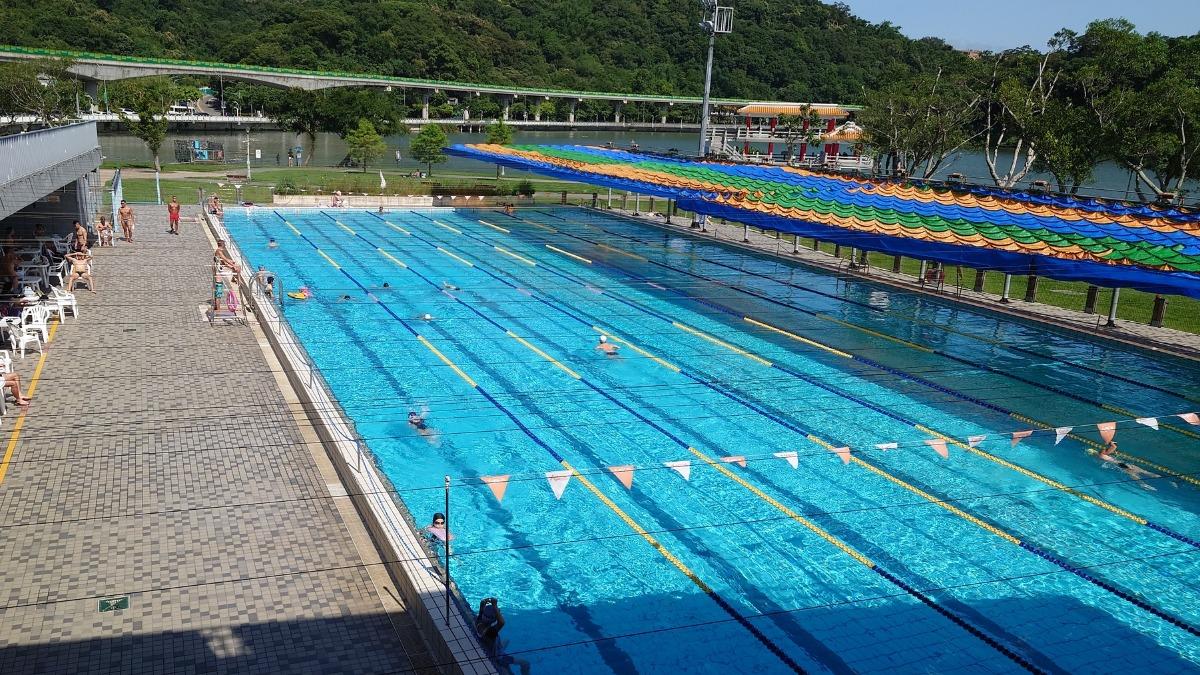 「最美泳池」被倒汽油關閉? 體育局澄清:太多人塗防曬浮油