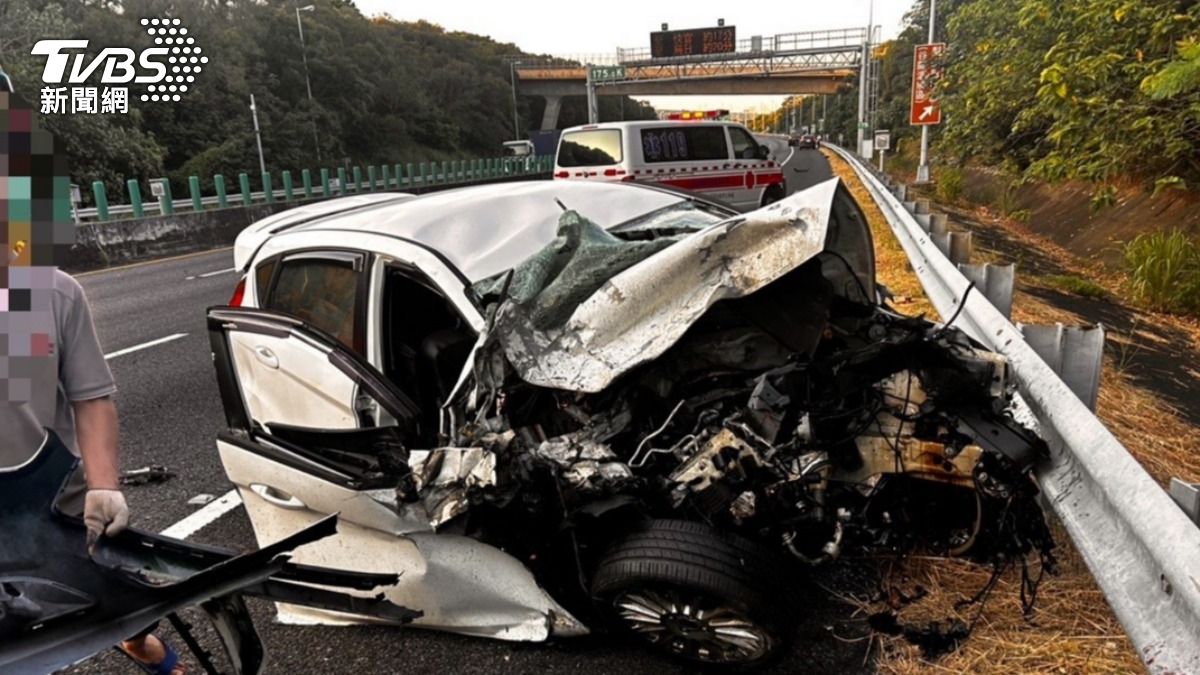 車頭一秒變廢鐵！國3沙鹿段多車撞　18歲男乘客沒了心跳