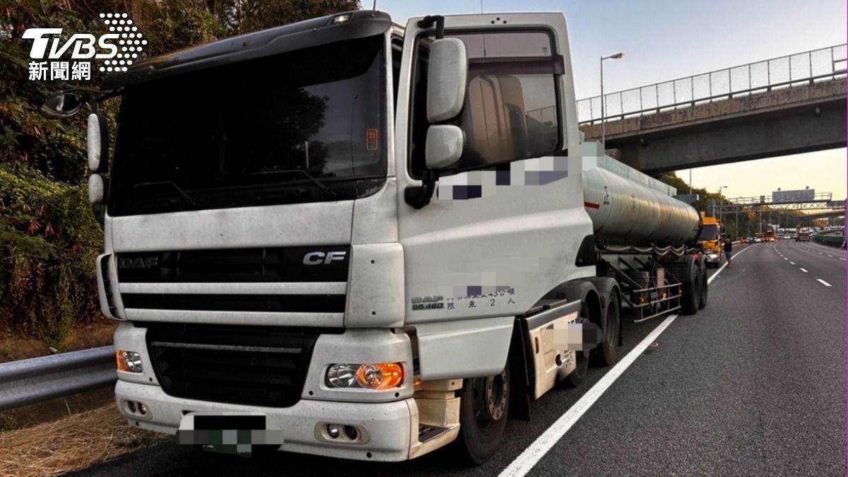 黃男一車先撞到半聯結車。（圖／TVBS）