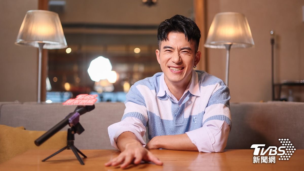 紀言愷主持《食尚玩家》大啖美食,直呼腹肌消失。(圖/趙世平攝)