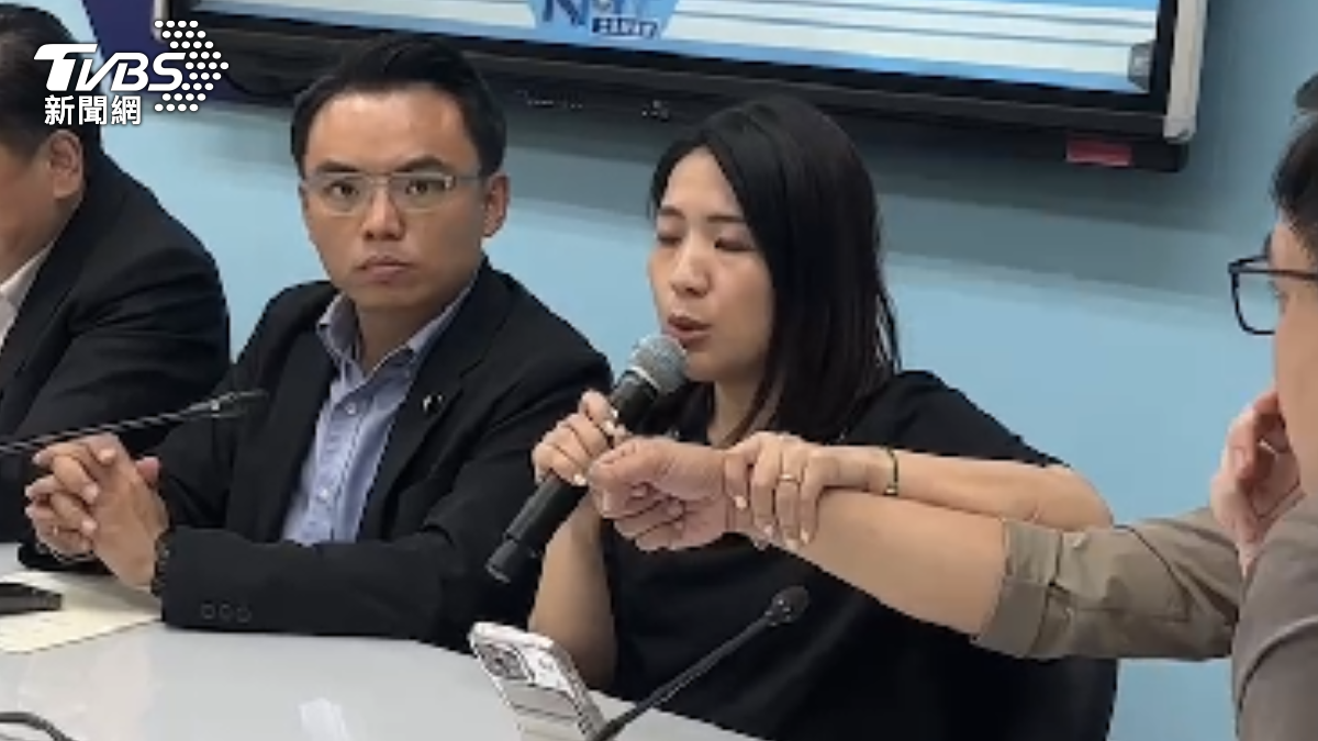 徐巧芯還原遭王美惠攻擊當下。（圖／林茜妤攝）