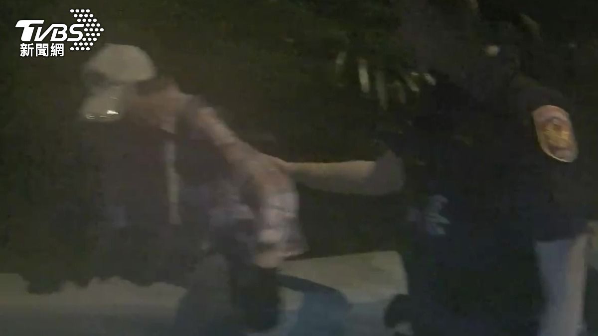 騎Ubike闖國道1號!大量車輛回堵 汐止婦躲護欄外待救