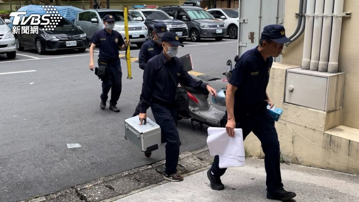 檢警今天中午相驗嫌犯2幼女死因。（圖／曾健銘攝）