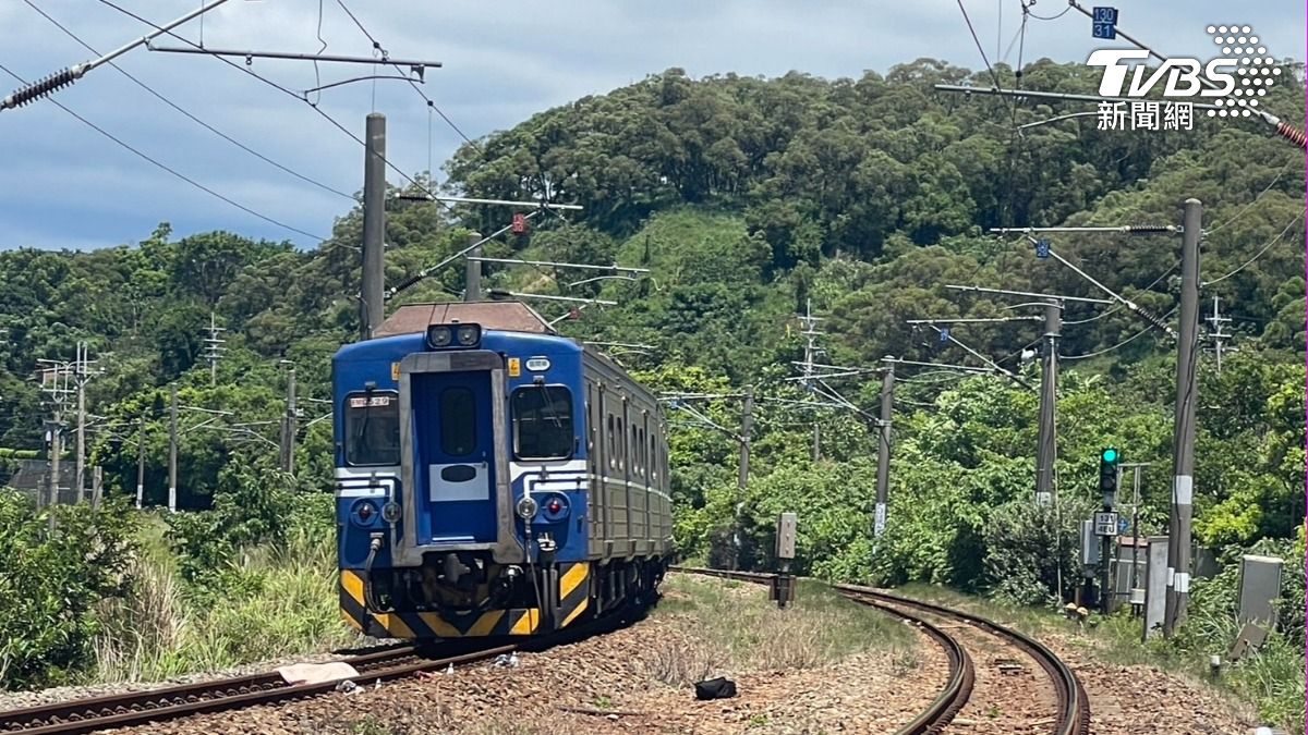火車南下暫停行駛。(圖/TVBS)