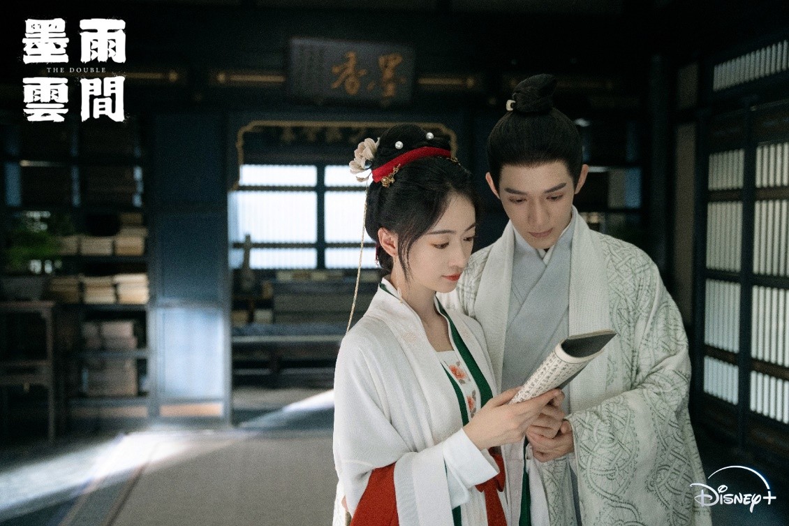 梁詠琪(右)在《墨雨雲間》中飾演薛芳菲(吳謹言飾)前夫。(圖/Disney+提供)
