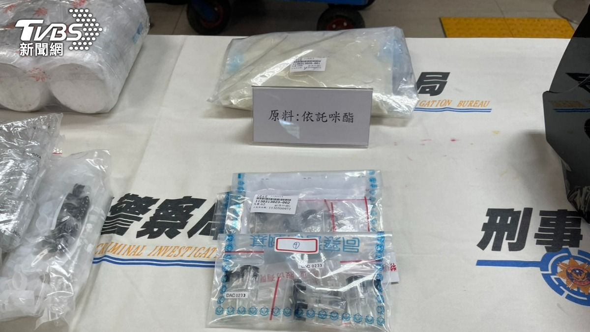 嫌犯利用麻醉藥品「依托咪酯」製作俗稱「殭屍毒品」的電子菸販售牟利。(圖/TVBS)