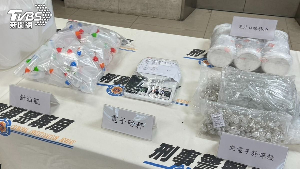 警方查獲菸彈、菸油等證物。(圖/TVBS)
