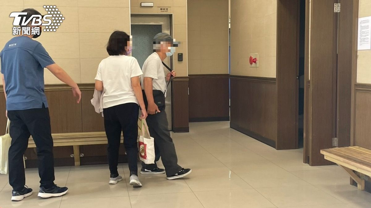 簡女的丈夫、公婆現身殯儀館。(圖/曾健銘攝)