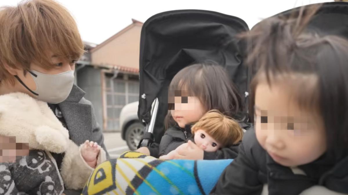 惹出爭議的日本網紅夫妻,道歉前多數影片題材,都與他們可愛的女兒有關。(圖/翻攝自ラウなのファミリー影片)