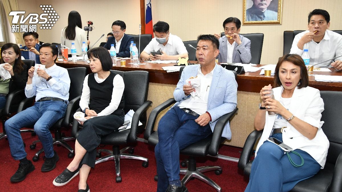 高金素梅以內政委員會召委名義宣佈散會，國民黨黨團呼籲民進黨團「釋放議事人員」；但民進黨黨團則質疑群賢101會議室是國民黨黨團會議偽裝成內政委員會，並在主席台前輕鬆吃炸雞下午茶。(圖／胡瑞麒攝)