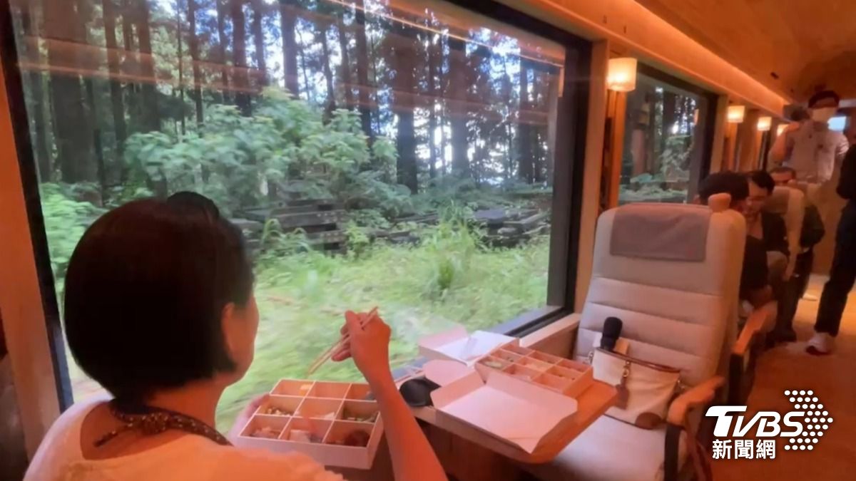 車廂採用大片檜木板材,用英國進口天然牛皮人體工學座椅。(圖/TVBS)