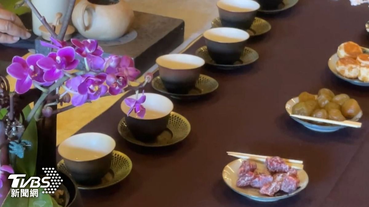 一次品嘗不同高山茶茶種。(圖/TVBS)