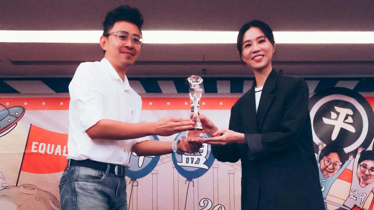 影后謝盈萱(右)由伴侶盟理事長潘天慶手中接下平權最佳貢獻獎。(圖/台灣伴侶權益推動聯盟提供)