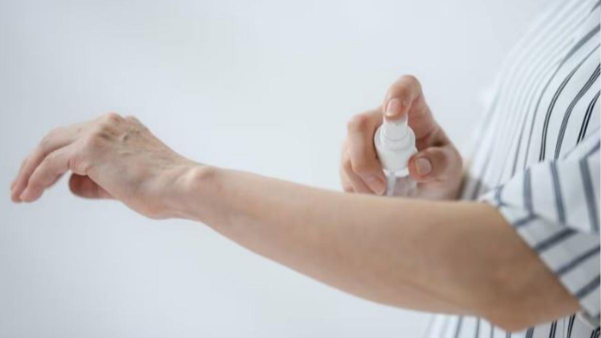 透過使用「明礬水」，將感覺到臭味的身體部位、衣服等地方輕輕一噴，就能達成減緩臭味的效果。（圖／擷取自富士新聞網）