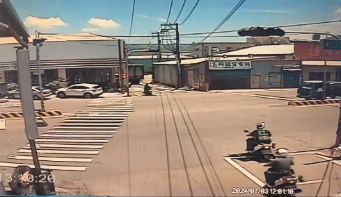 潘員鳴笛左轉遭撞飛,車子狂燒成廢鐵。(圖/TVBS)