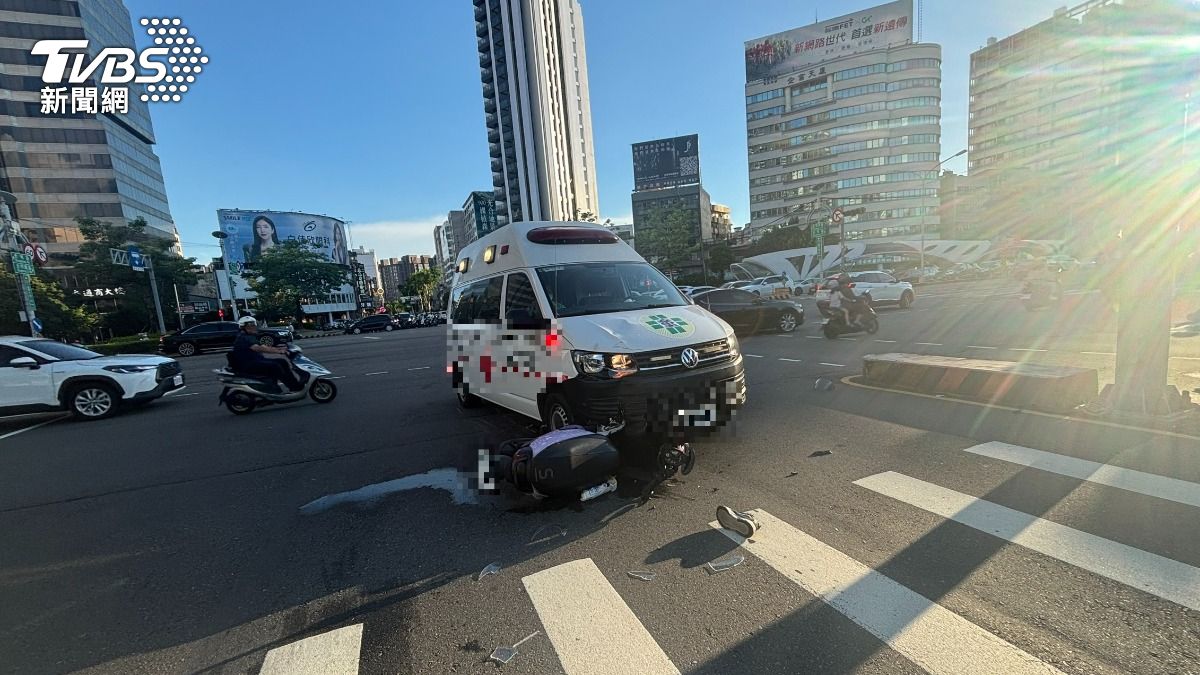 台灣大道與忠明南路口發生一起救護車與機車碰撞車禍。(圖/TVBS)