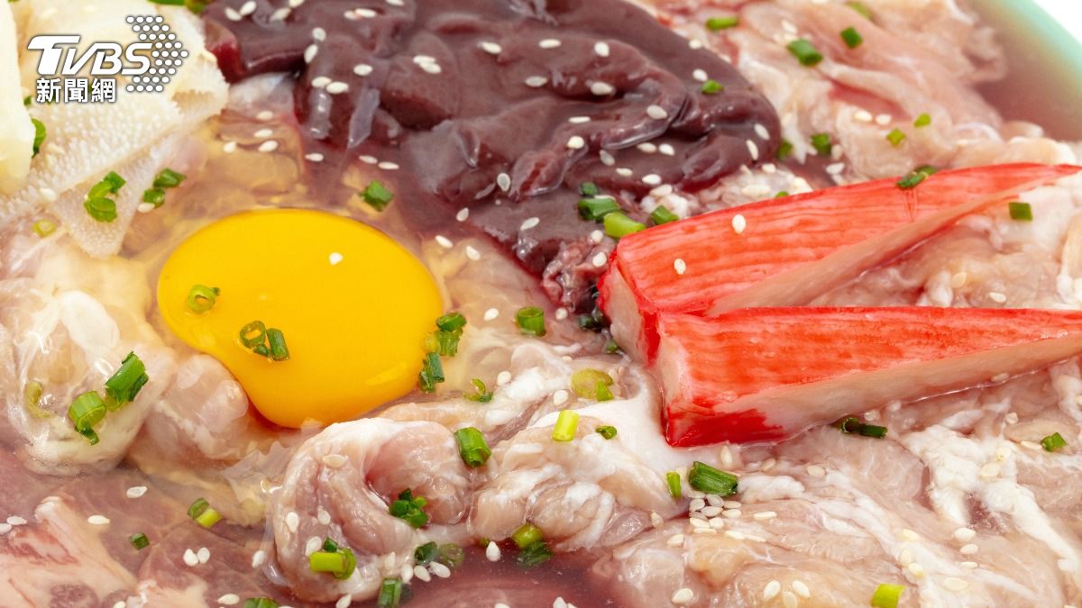 一堆人都煮錯!蟹肉棒「塑膠膜沒拆」兩派吵翻 食藥署解答了