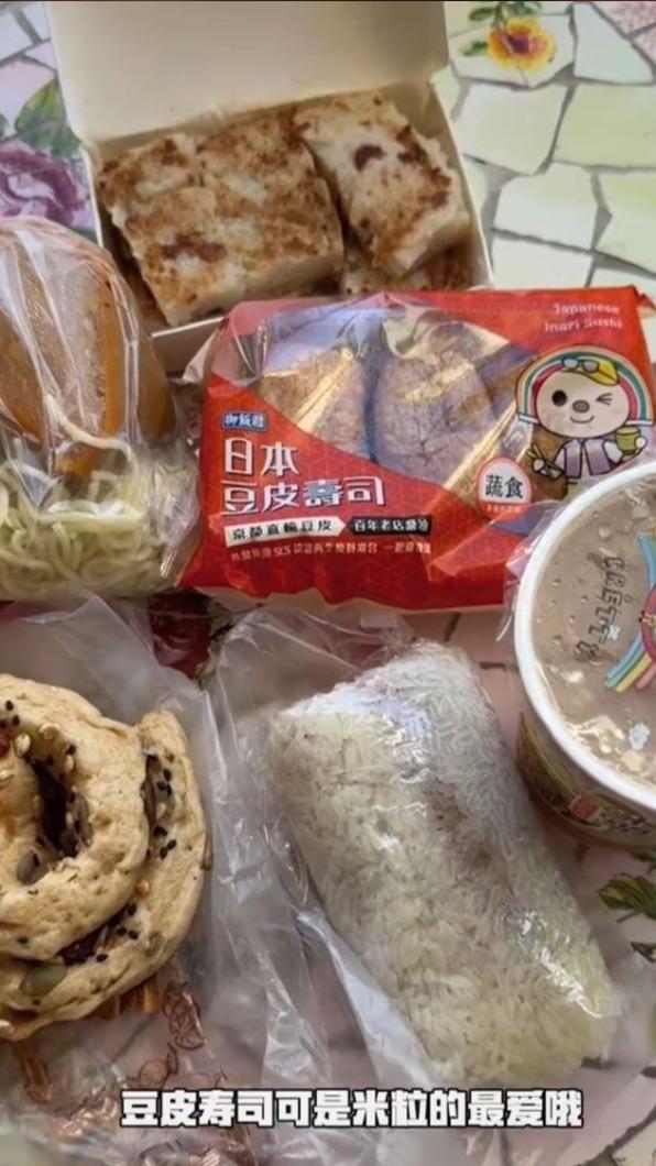 伊能靜曬出琳瑯滿目的早餐。(圖/翻攝自伊能靜小紅書)