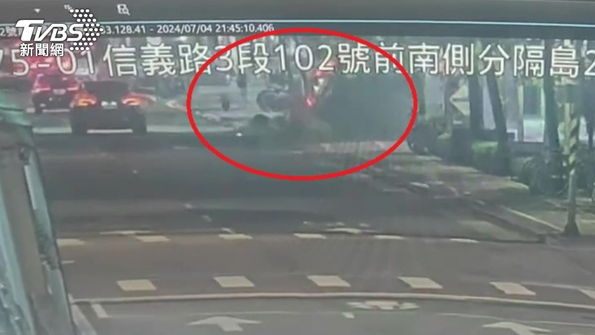有片／撞擊瞬間曝光！北市計程車衝撞人行道2傷　駕駛送醫不治