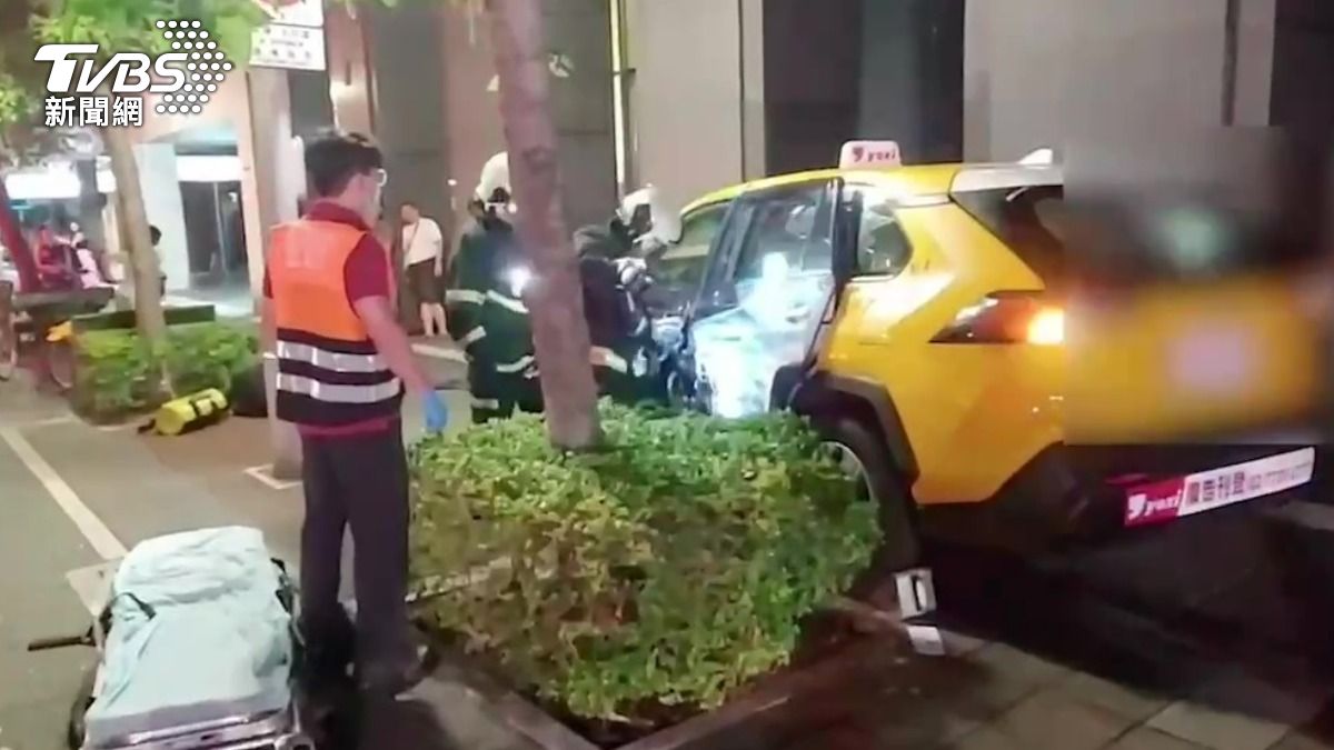 警消人員救援受困駕駛。(圖/TVBS)