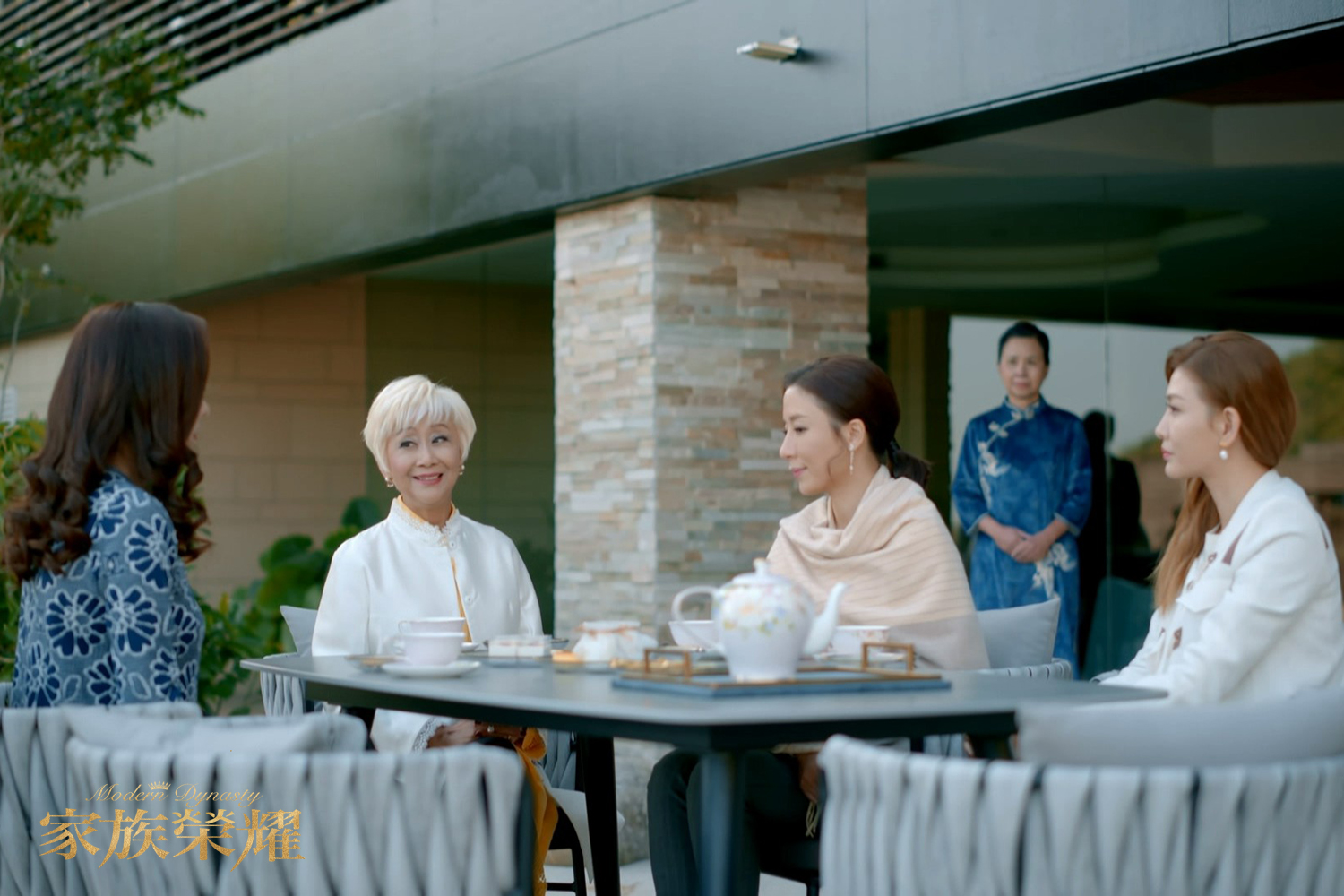 陳曼娜(左二)告知三位媳婦,自己將要退休的決定。(圖/TVBS)