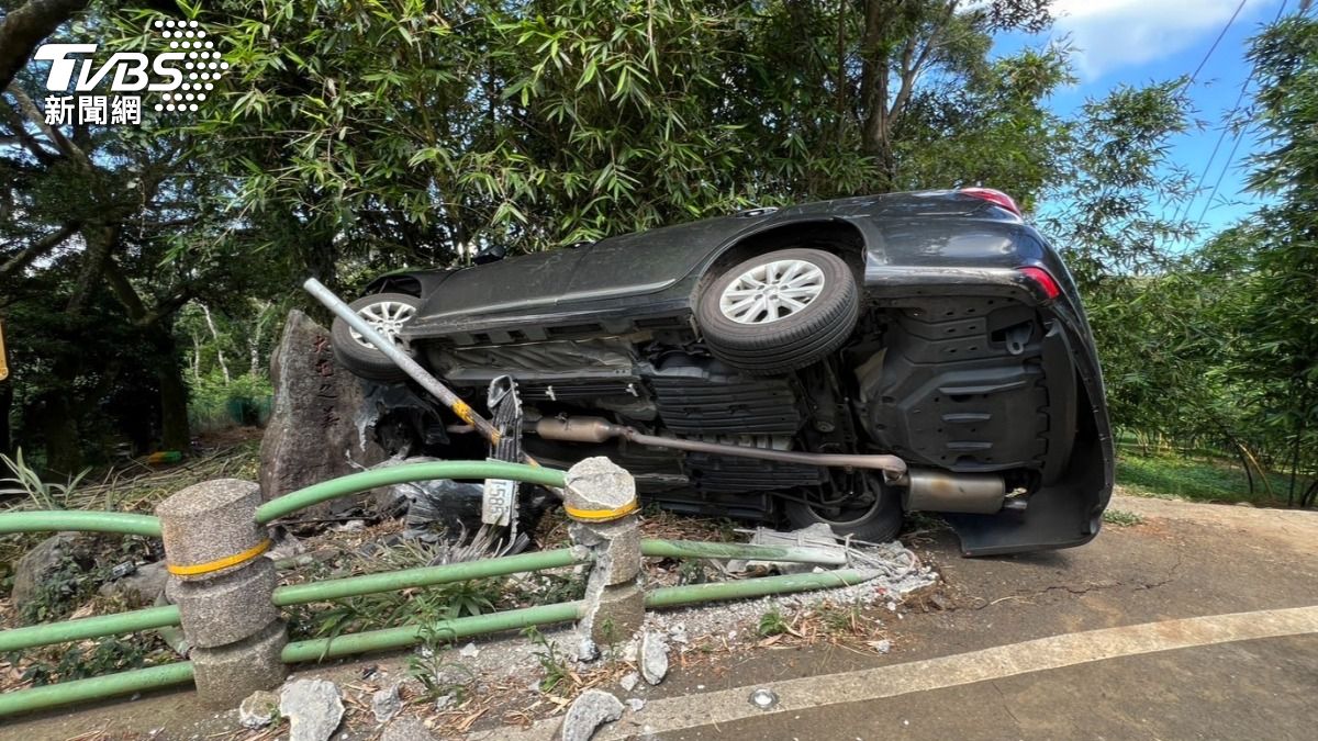 北市連續翻車意外!賓士閃車翻覆路中 7旬翁自撞側翻險衝下山