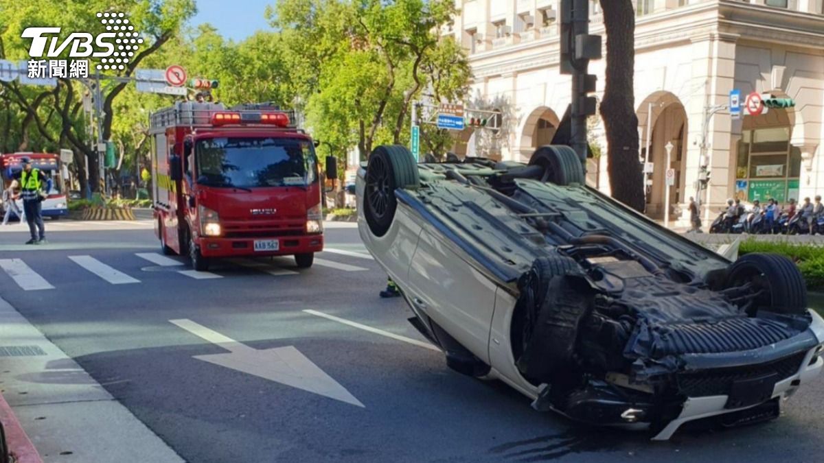 賓士車疑似為了閃避違規騎士自撞翻車。(圖/TVBS)