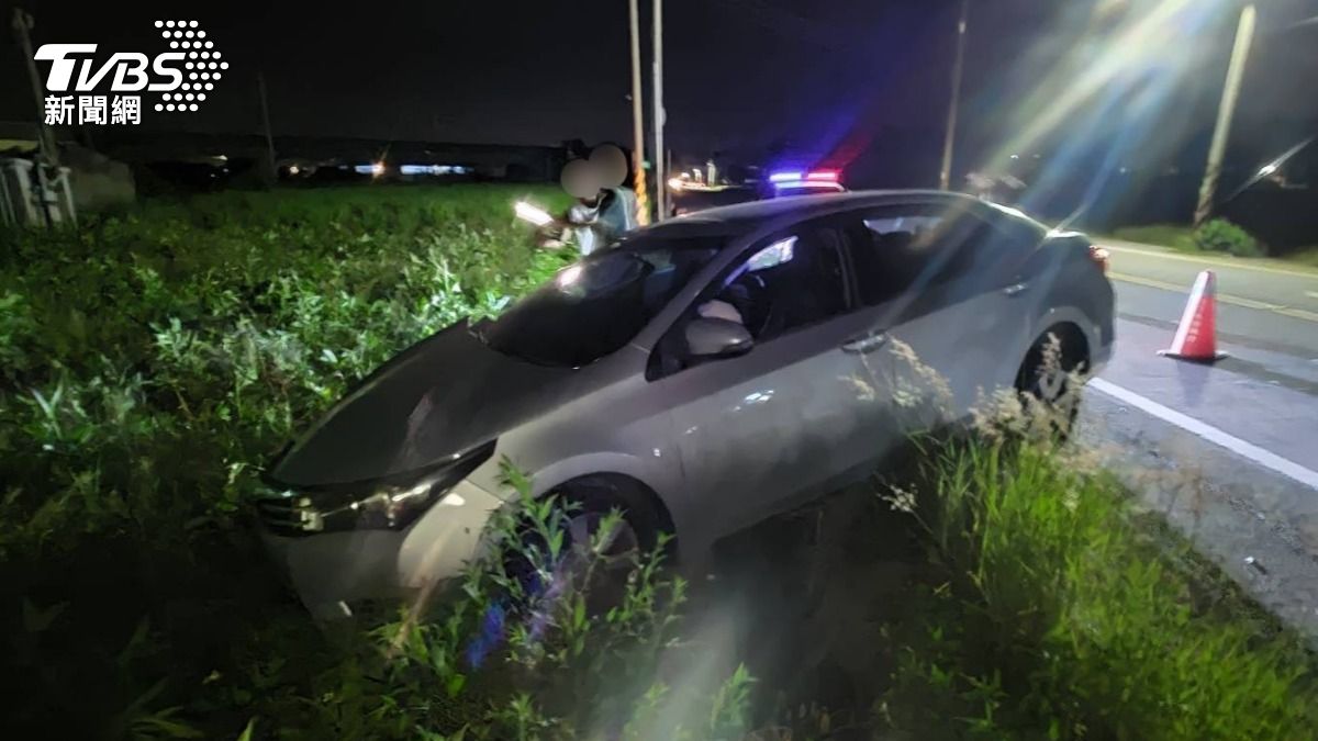 又是一秒到田中!23歲男自撞「消防栓」 前輪卡溝動彈不得