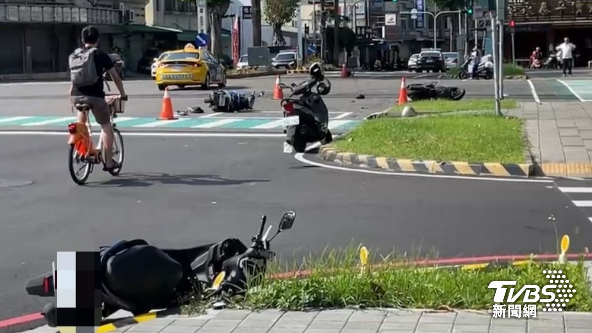 一部自小客與4部機車遭到波及。（圖／TVBS）