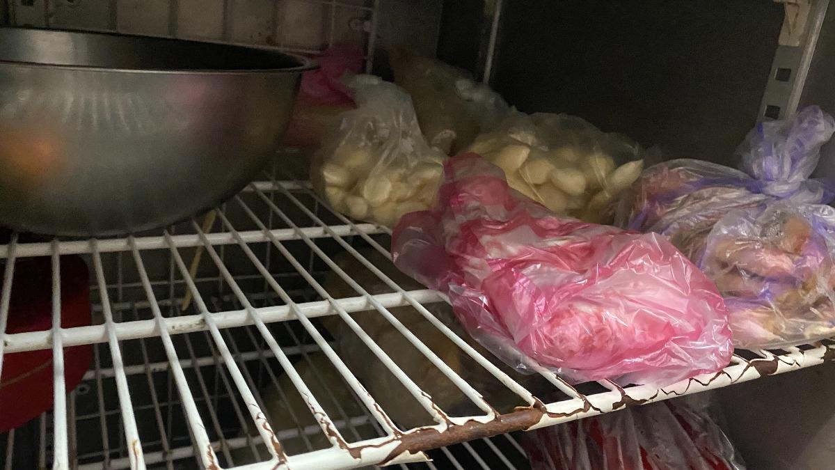 衛生局稽查發現喜相逢冰箱食材未覆蓋。（圖／衛生局提供）