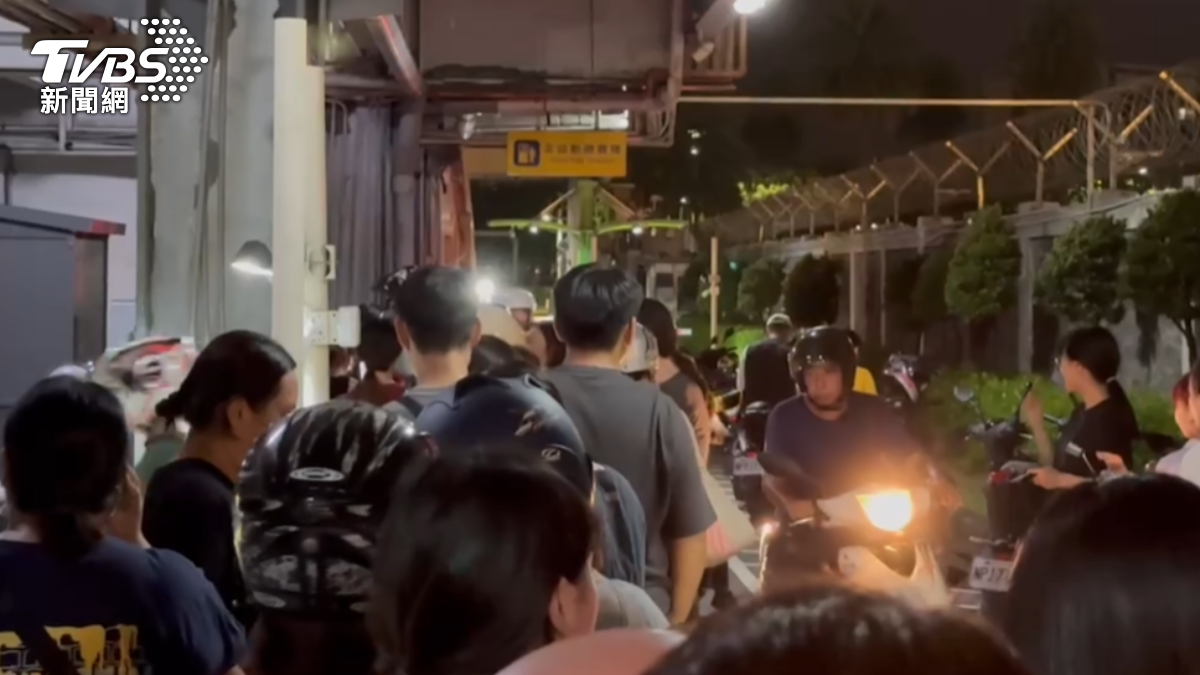 小港機場機車停車場僅有一台繳費機，導致民眾大排長龍，直到隔日凌晨才順利繳費。（圖／TVBS）