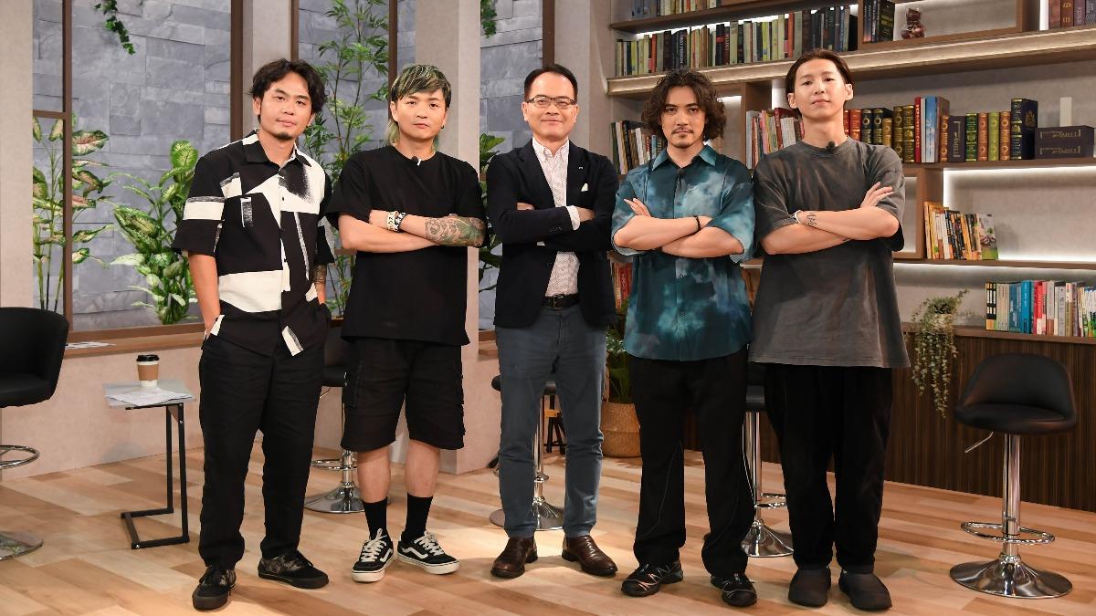 鄭弘儀（中）新節目《話時代人物》首集請到滅火器樂團。（圖／三立提供）