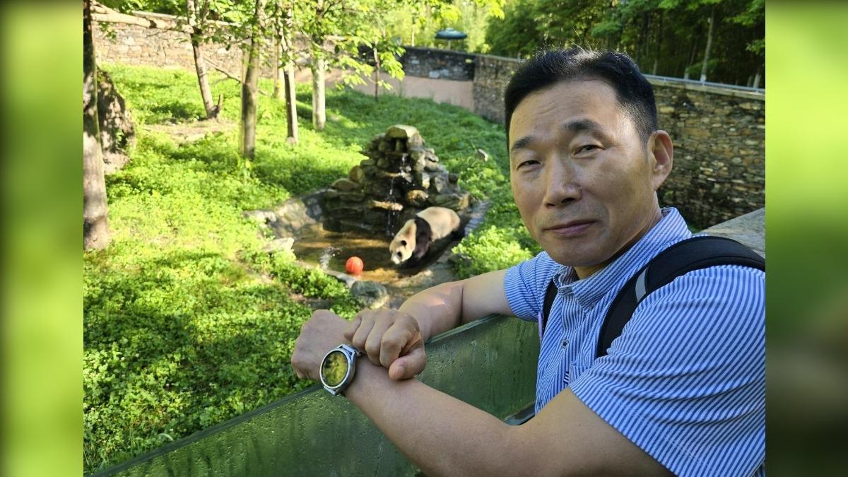 合照連發!姜爺爺赴陸探視貓熊福寶 愛寶樂園:喊牠名字有回應