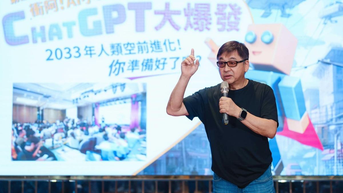 不只姿勢不良!李濤「招牌動作」致脊椎側彎 醫曝坐姿3關鍵要素