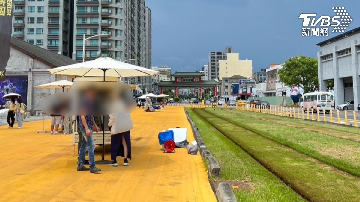 快訊／高雄輕軌又有「撞」況　駁二市集攤販遭列車擦碰一度停駛