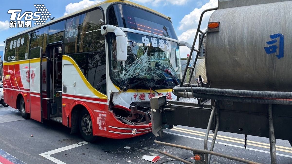 中壢客運追撞大貨車!擋風玻璃全碎 6人受傷送醫
