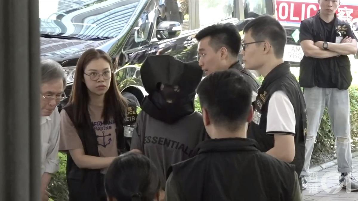嫌犯被香港警方押到作案的公園。（圖／香港01）