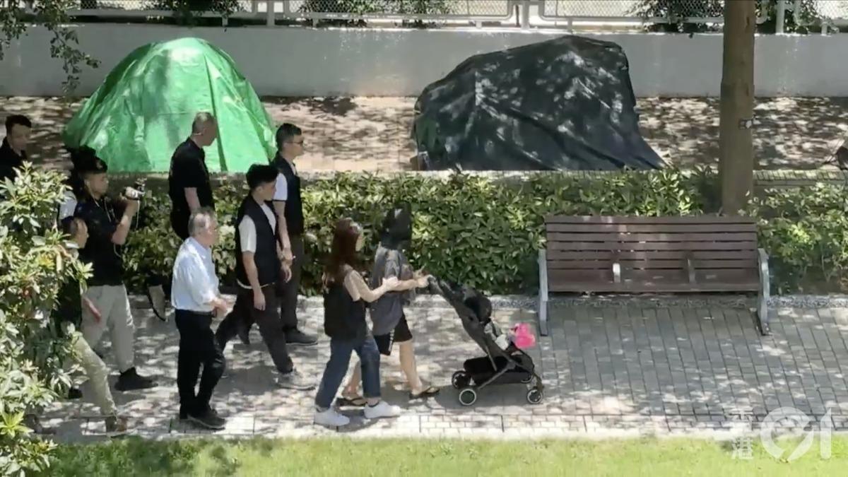 用行李箱擄走港男童！嫌犯被押至作案現場　人形玩偶模擬全過程
