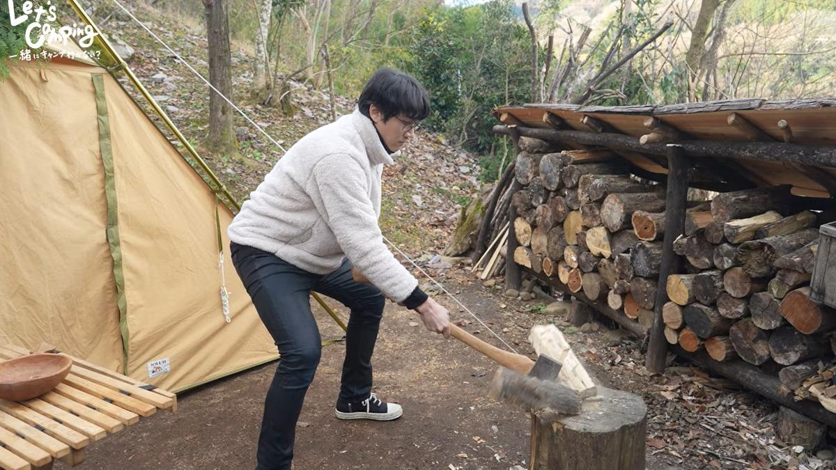 小玉體驗砍柴生活。(圖/麥卡貝網路電視提供)
