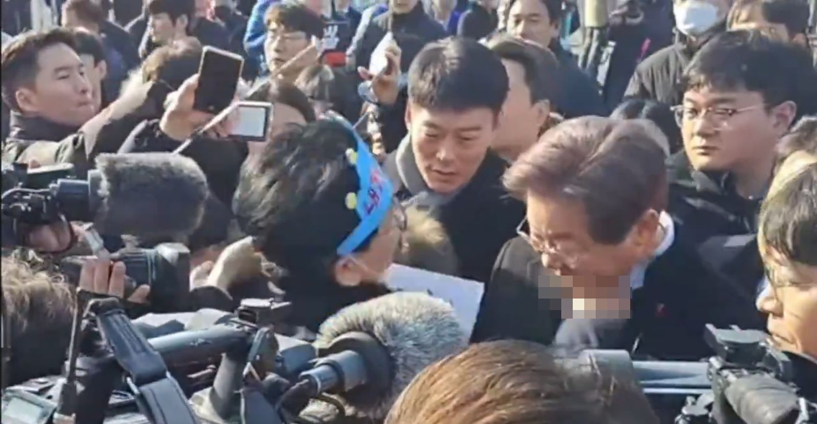面具男突拿刀刺向李在明。(圖/翻攝自X平台)