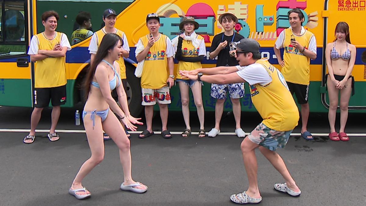 楊銘威(右)與梓梓比拚海帶拳。(圖/台視提供)