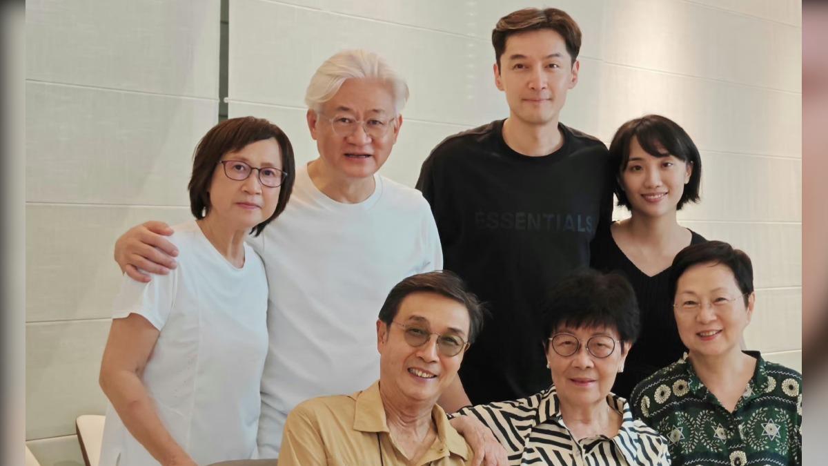 胡歌同框妻子「正面照」曝光!夫妻合照緊貼甜笑 秒飆熱搜第一