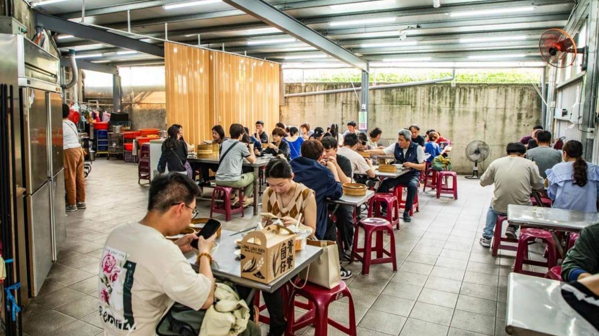 店內用餐環境寬敞,座位滿多的,夏天還有冷氣開放不怕熱。(圖/大手牽小手。玩樂趣提供)